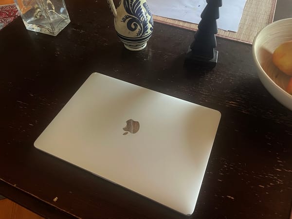 MacBook Pro 13" 2016 (4 TB 3, Touch Bar) on a brown table (C) Herr Montag